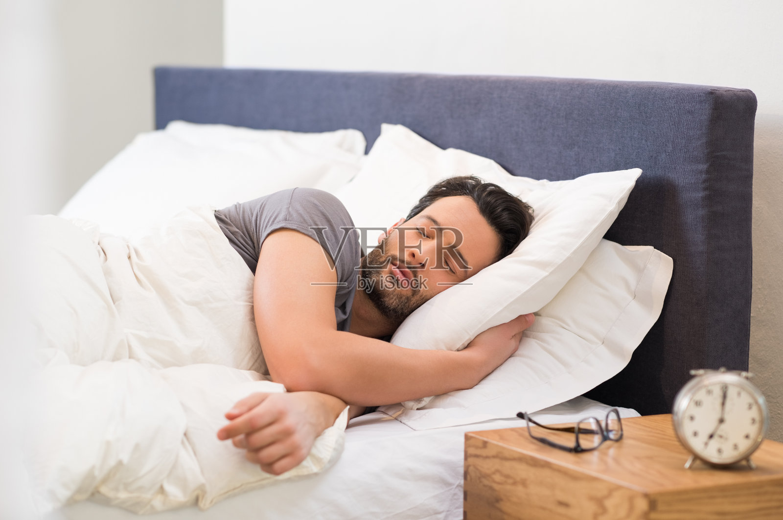 睡觉的男人图片素材-编号27259115-图行天下