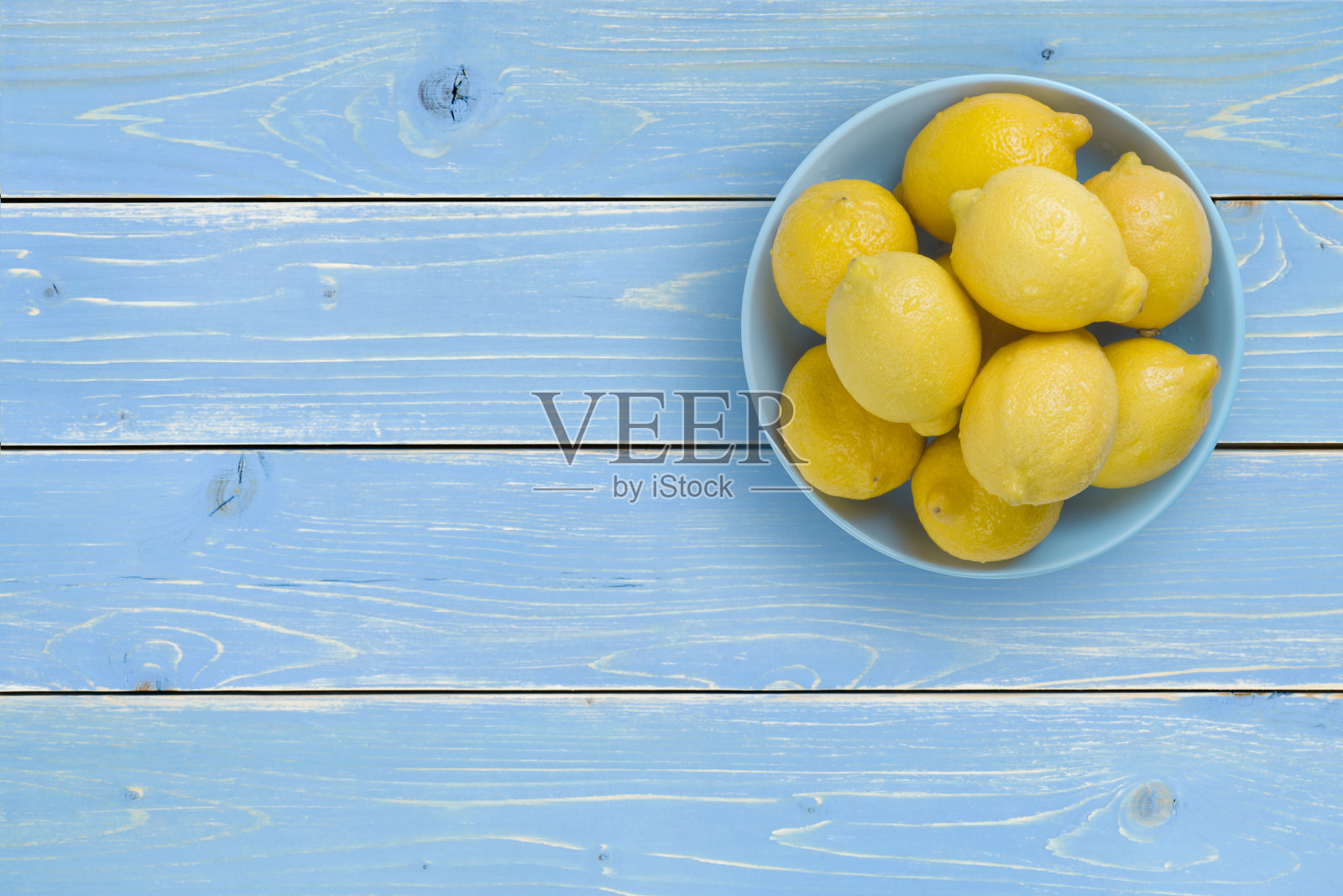 顶部视图的柠檬在蓝色的盘子在热带背景照片摄影图片