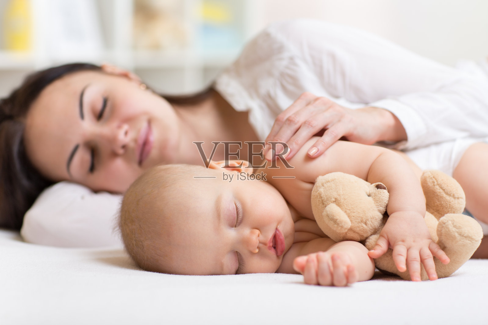 妈妈和宝宝一起睡在卧室里照片摄影图片