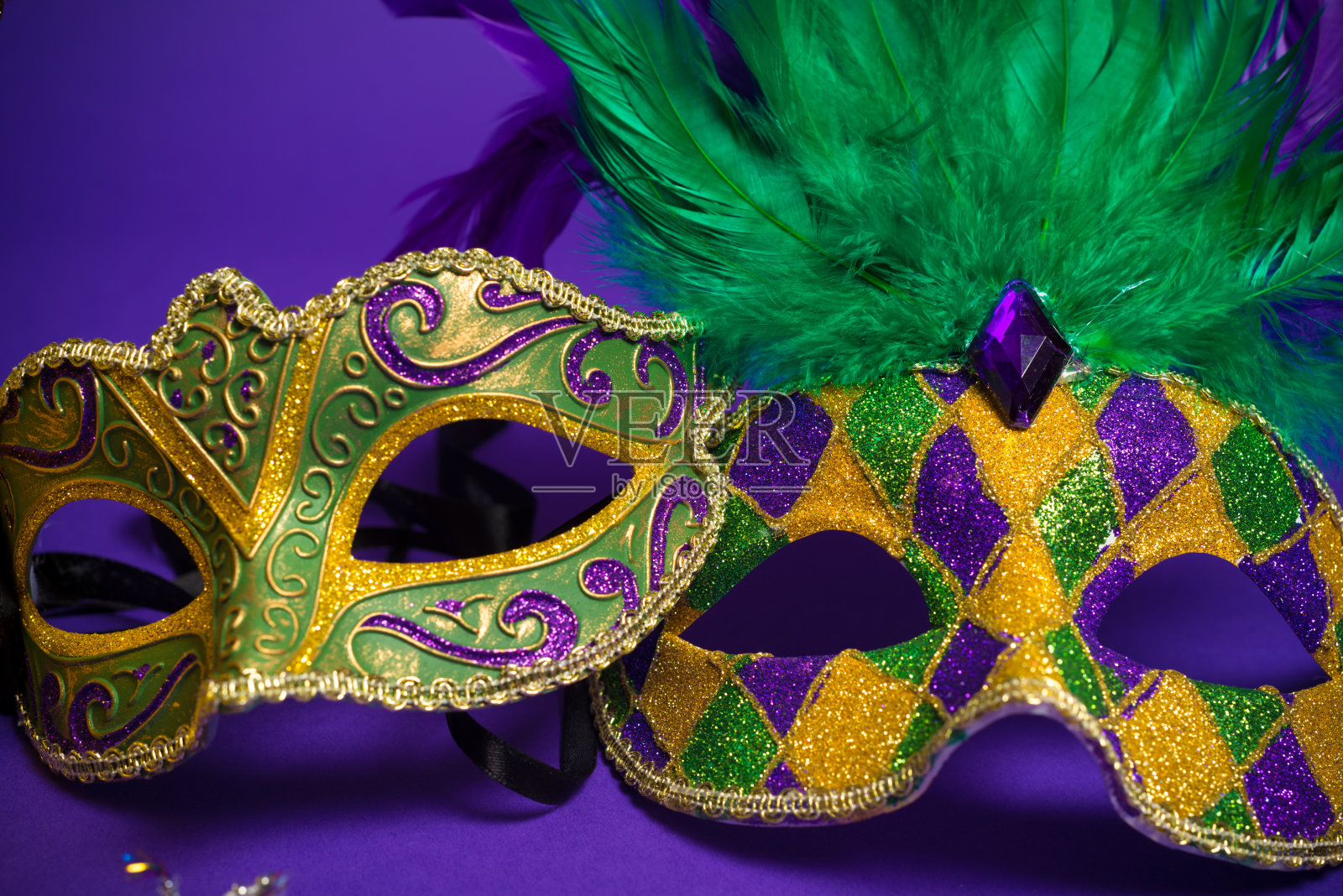 什锦狂欢节或狂欢节面具上的紫色背景照片摄影图片