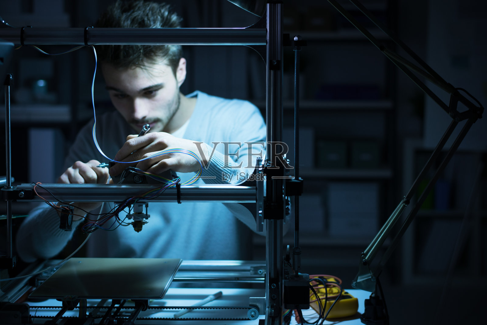 3D打印机的年轻工程师照片摄影图片