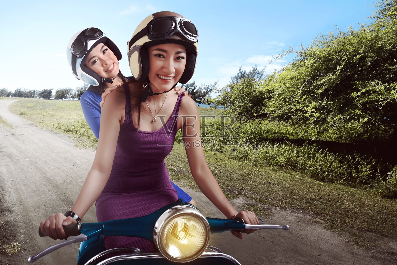 愉快的友谊两个亚洲女人骑着滑板车照片摄影图片