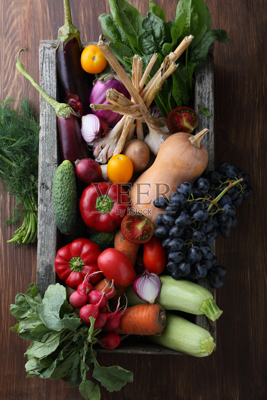 新鲜蔬菜装在木箱里照片摄影图片