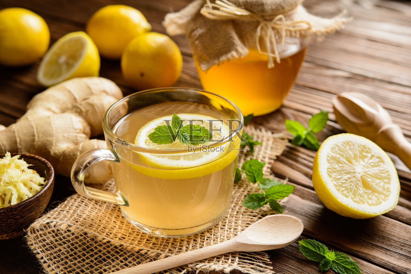 姜根茶，加柠檬，蜂蜜和薄荷照片摄影图片