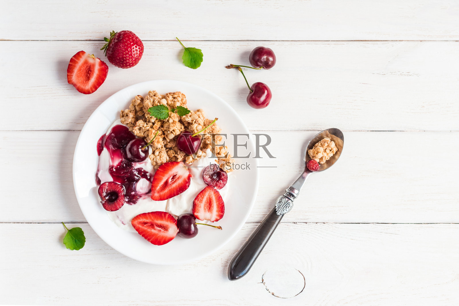 健康的早餐，酸奶，什锦麦片和浆果，平铺照片摄影图片