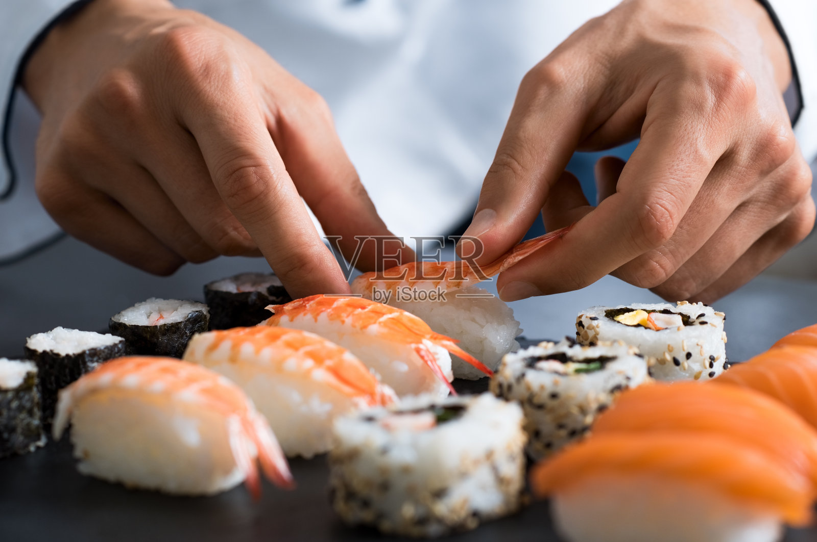 厨师准备寿司照片摄影图片