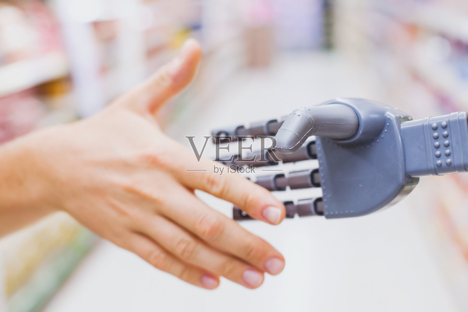 机器人和人类握手，高科技照片摄影图片