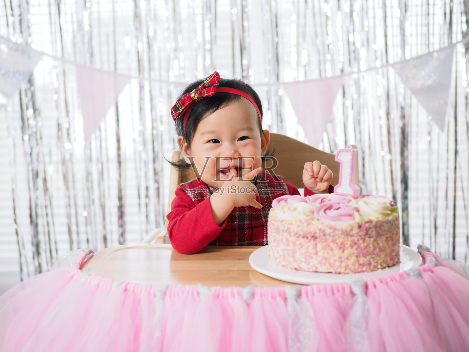 小女孩庆祝她的一岁生日照片摄影图片