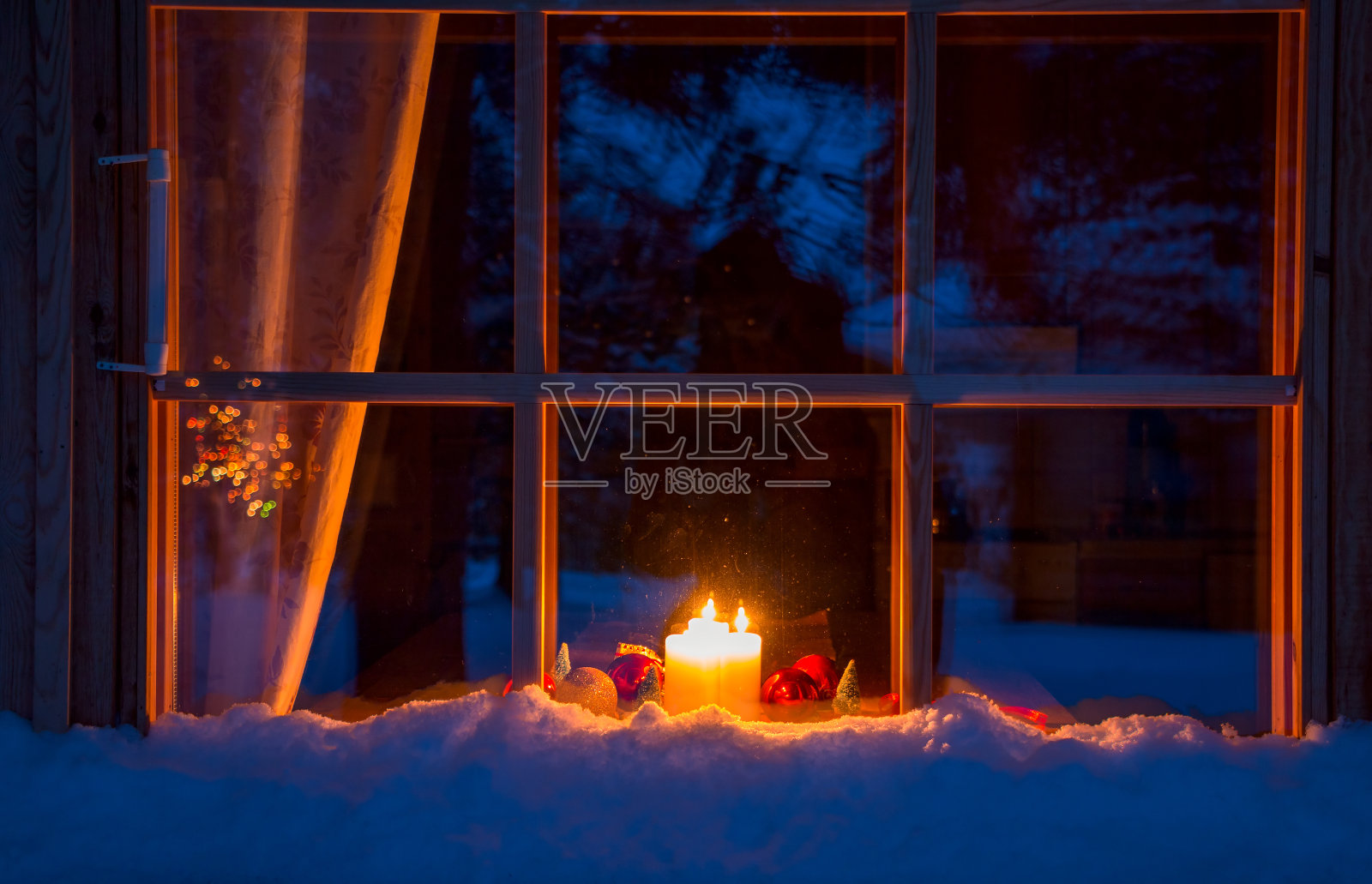 雪白的木窗，圣诞装饰和蜡烛照片摄影图片