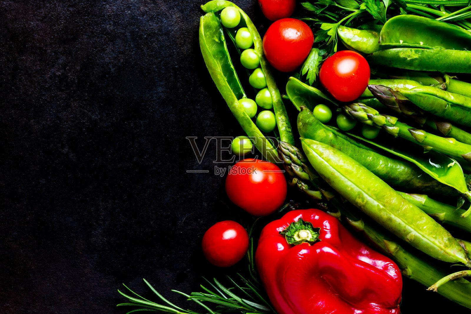 食品的背景。黑色的新鲜蔬菜。俯视图照片摄影图片