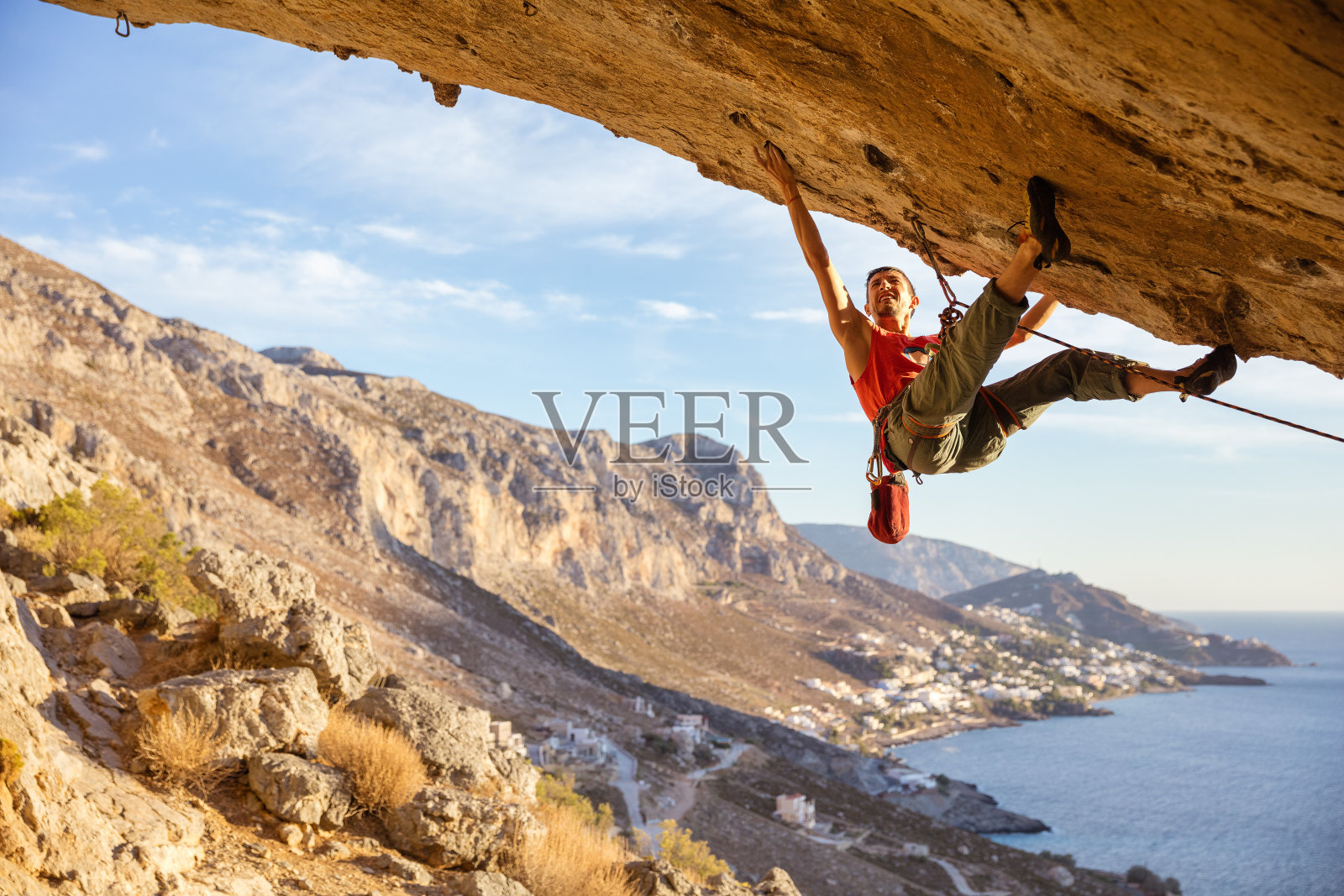 悬崖上的男性攀登者照片摄影图片