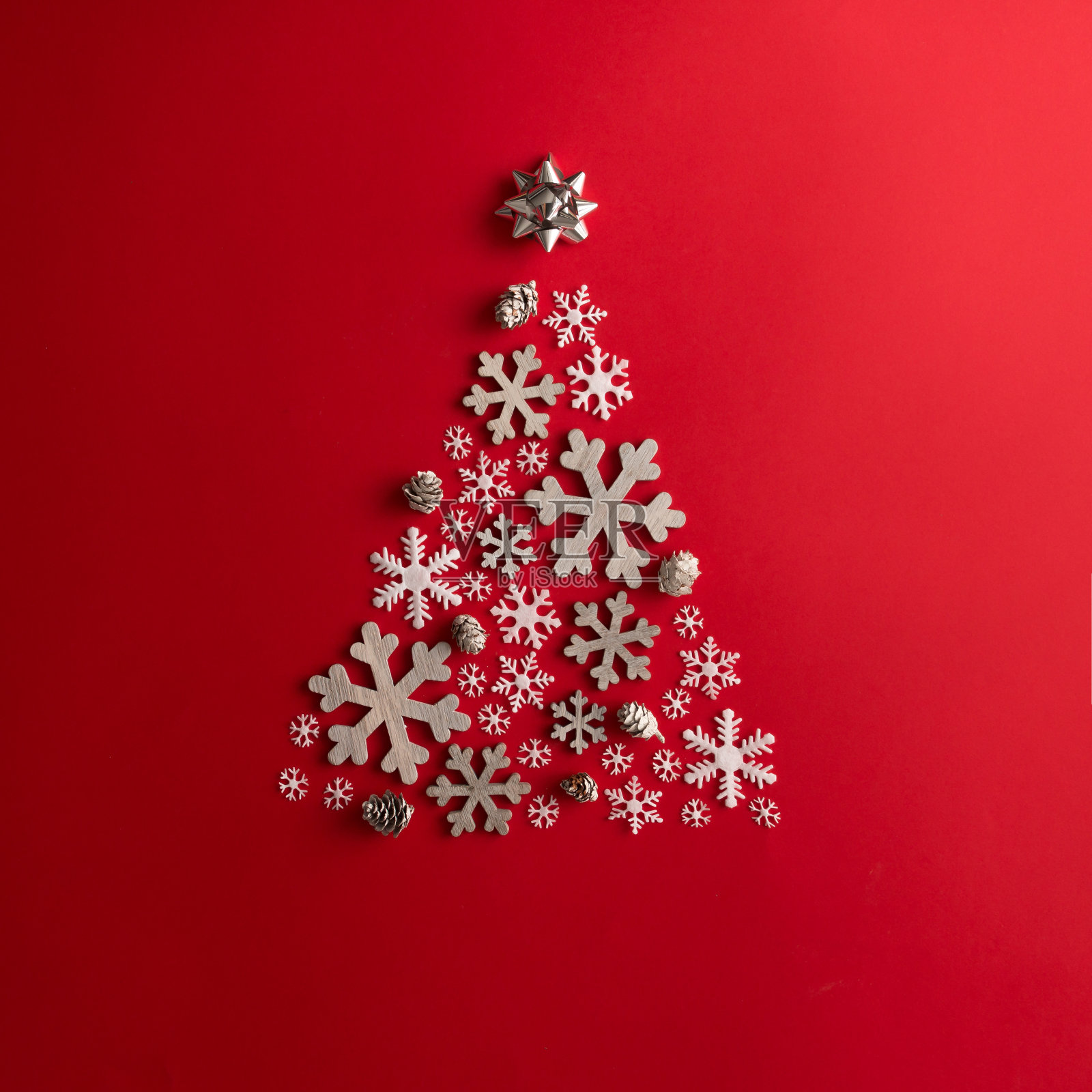 圣诞节和新年的红色背景用圣诞树做成照片摄影图片