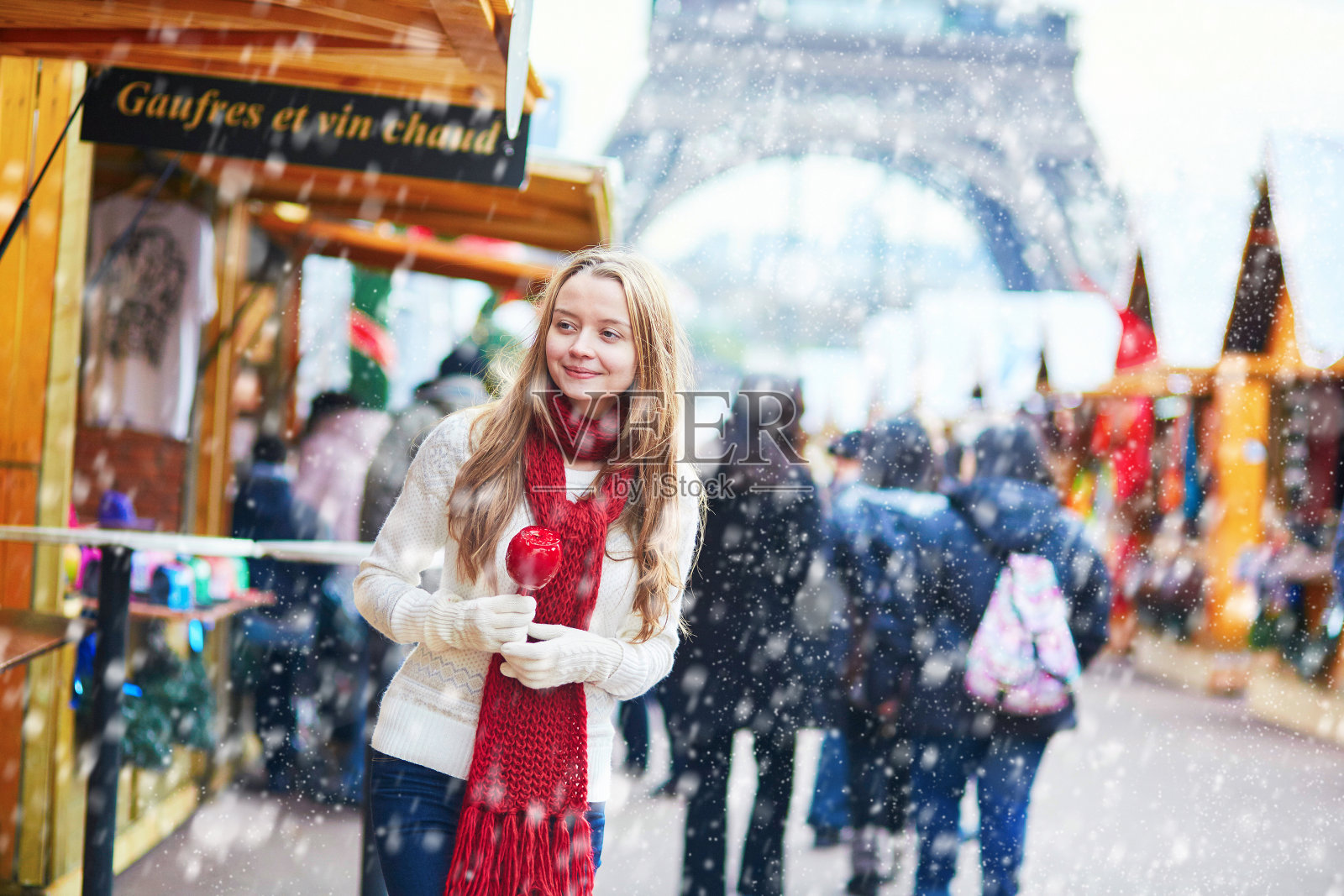 巴黎圣诞市场上快乐的小女孩照片摄影图片
