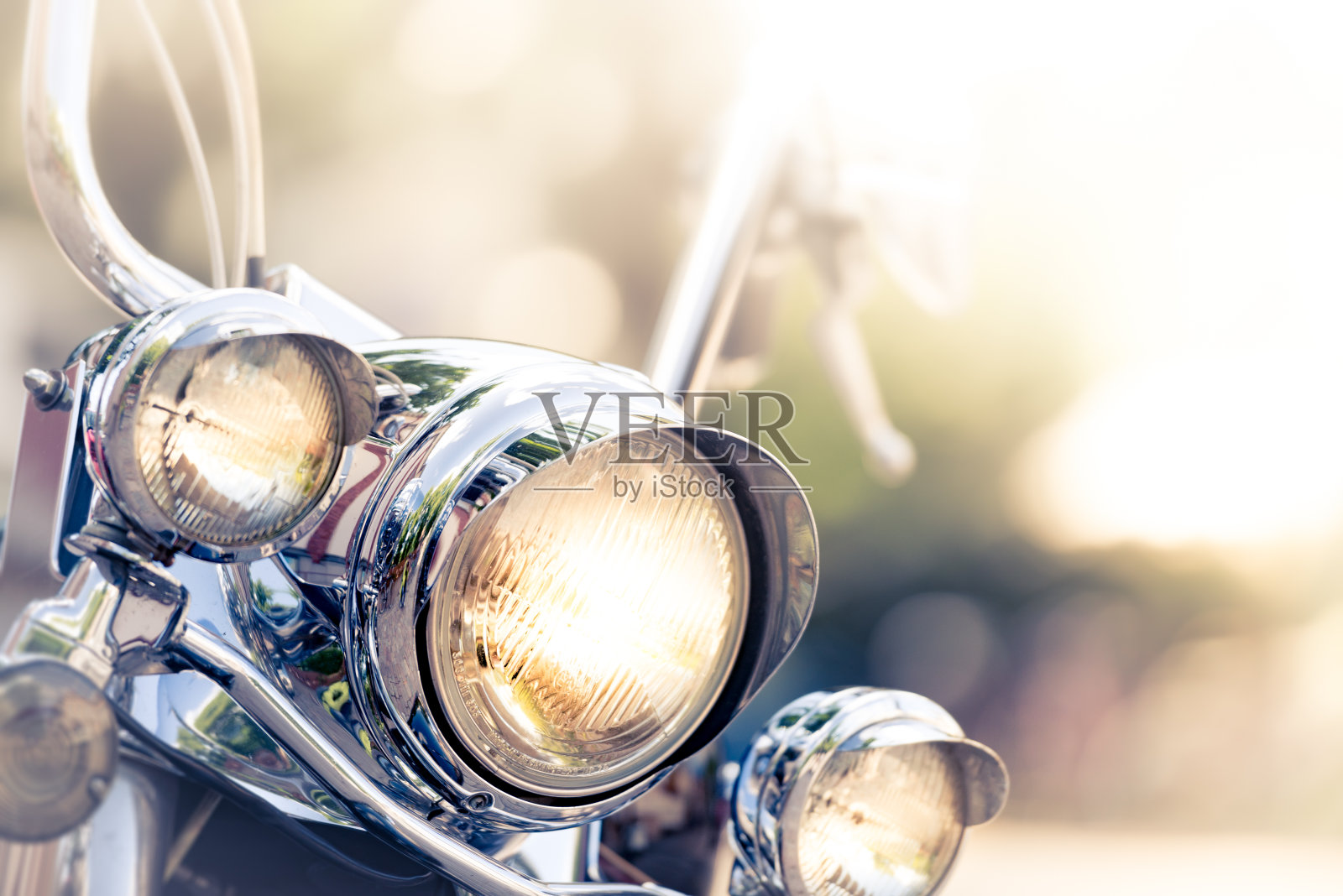 摩托车细节与前大灯在前景照片摄影图片