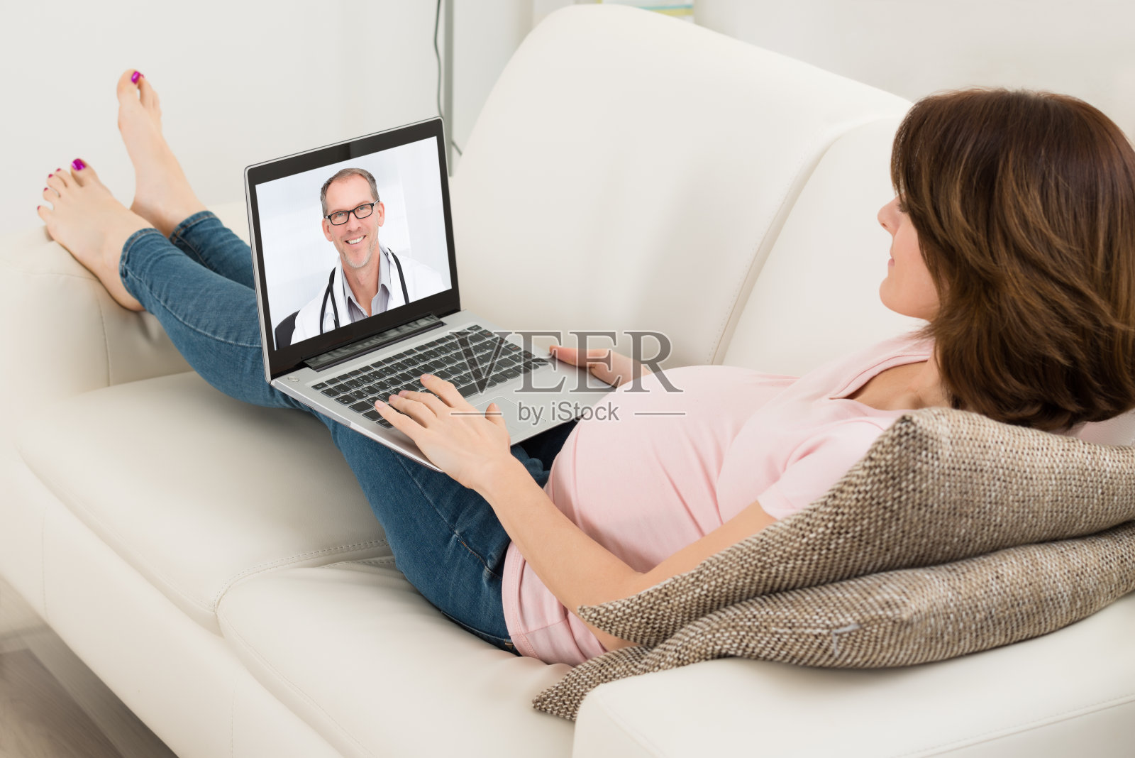 孕妇与医生视频会议照片摄影图片