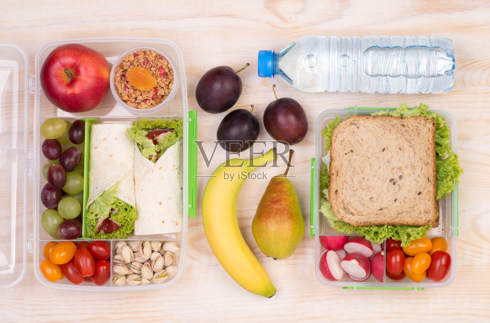 装有三明治、水果、蔬菜和水的午餐盒照片摄影图片