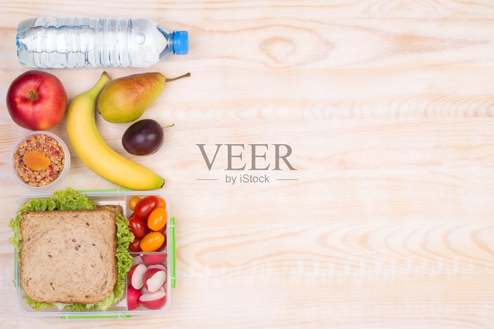 午餐盒有三明治，水果，蔬菜和水照片摄影图片