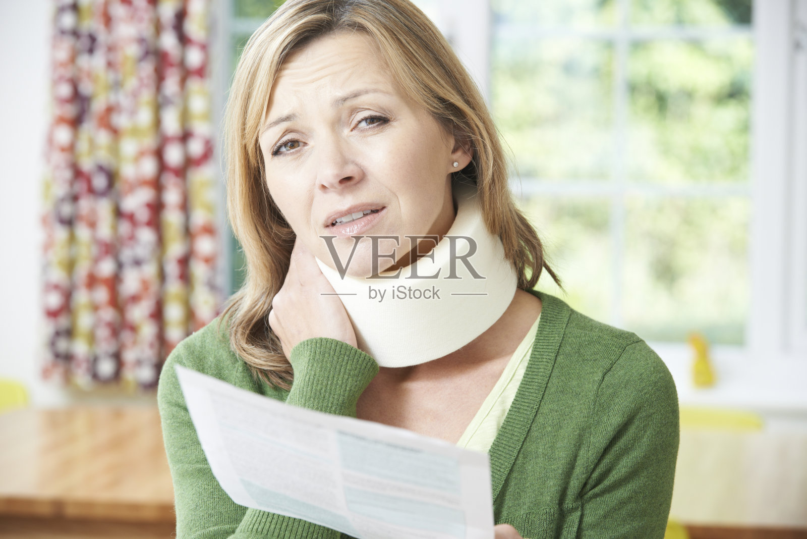 妇女在颈部受伤后阅读信件照片摄影图片