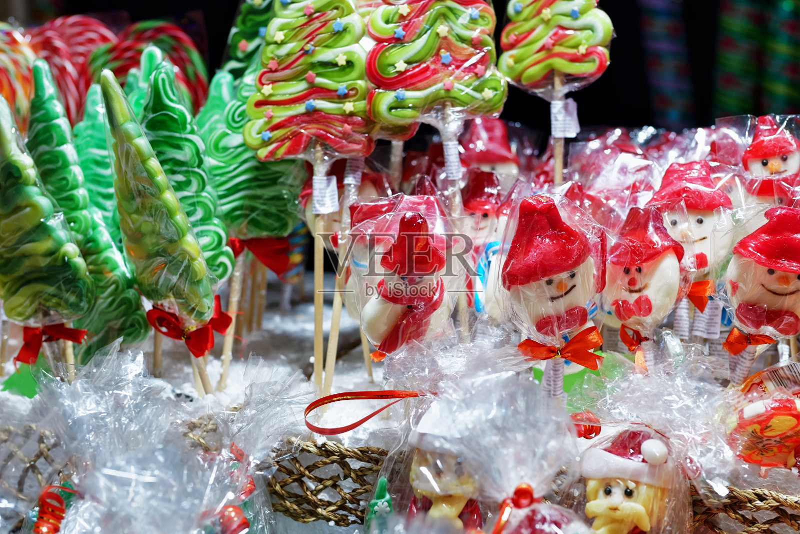 维尔纽斯圣诞市场上的彩色糖果摊位照片摄影图片