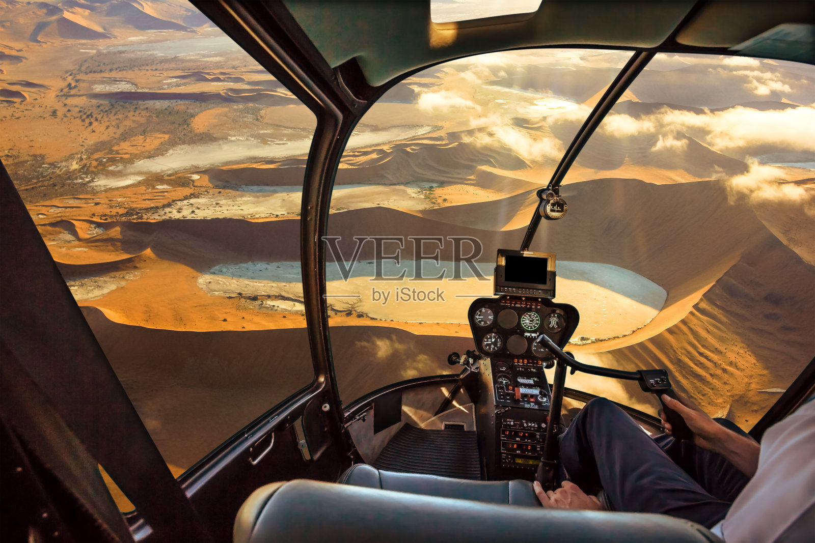 Sossusvlei沙漠中的直升机照片摄影图片