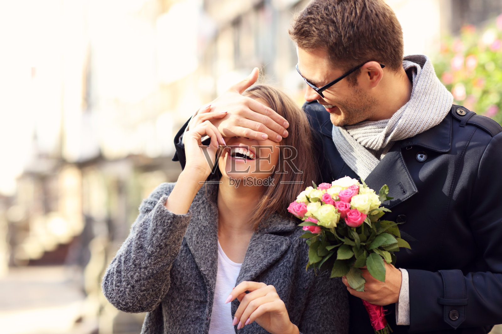 年轻人用鲜花给女人惊喜照片摄影图片