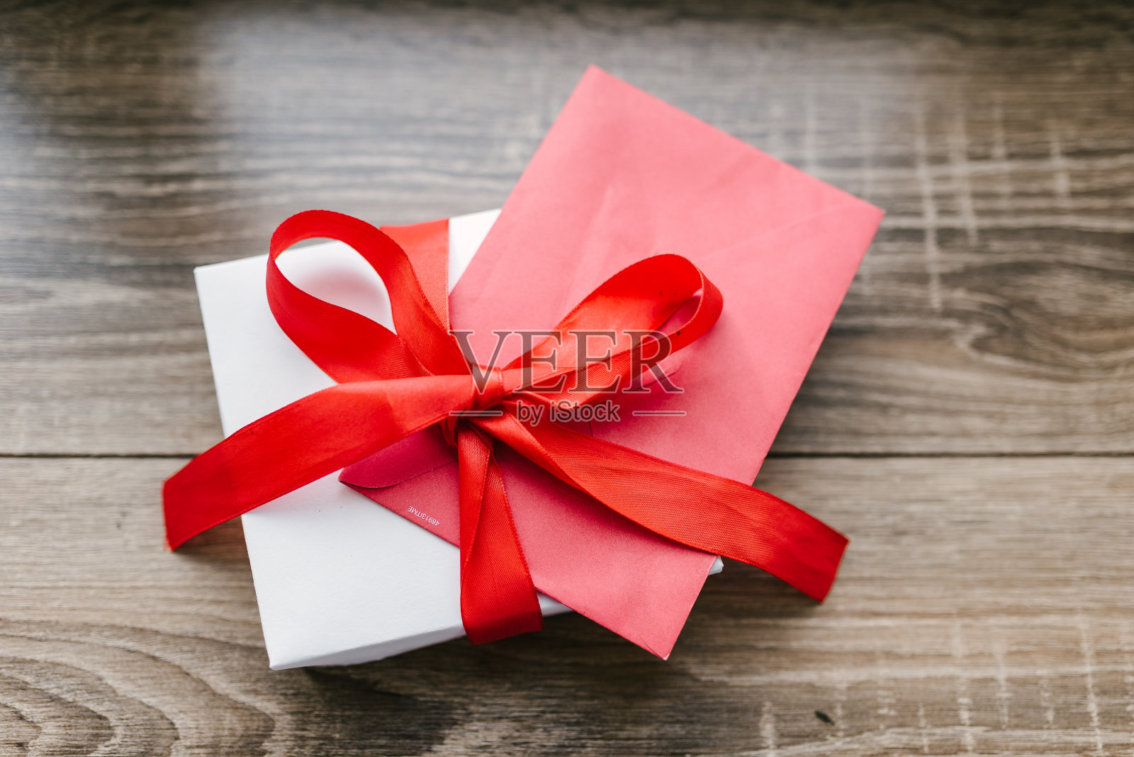 一个装礼物的白盒子和一个装信的红信封照片摄影图片