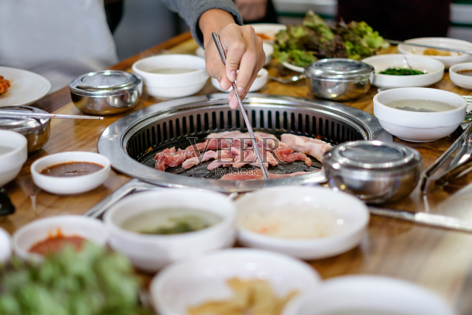 韩国烤猪肉和牛肉烧烤照片摄影图片