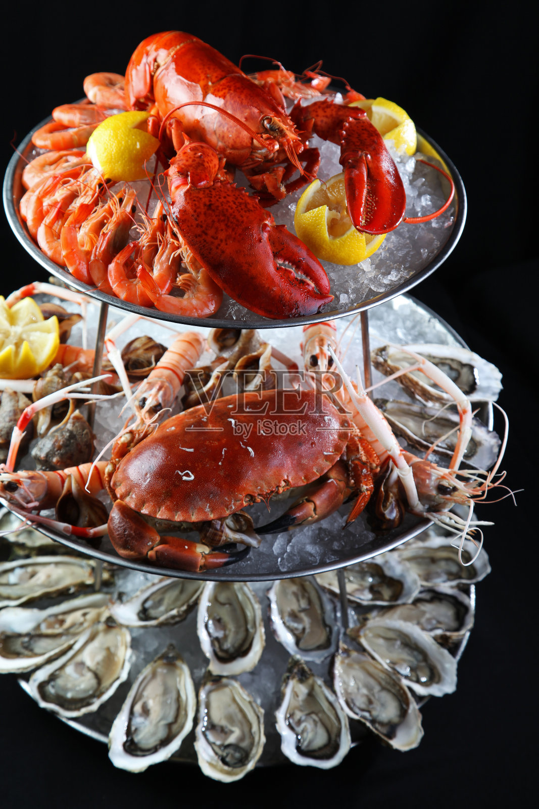 海鲜自助餐有龙虾，牡蛎，螃蟹和螳螂虾照片摄影图片