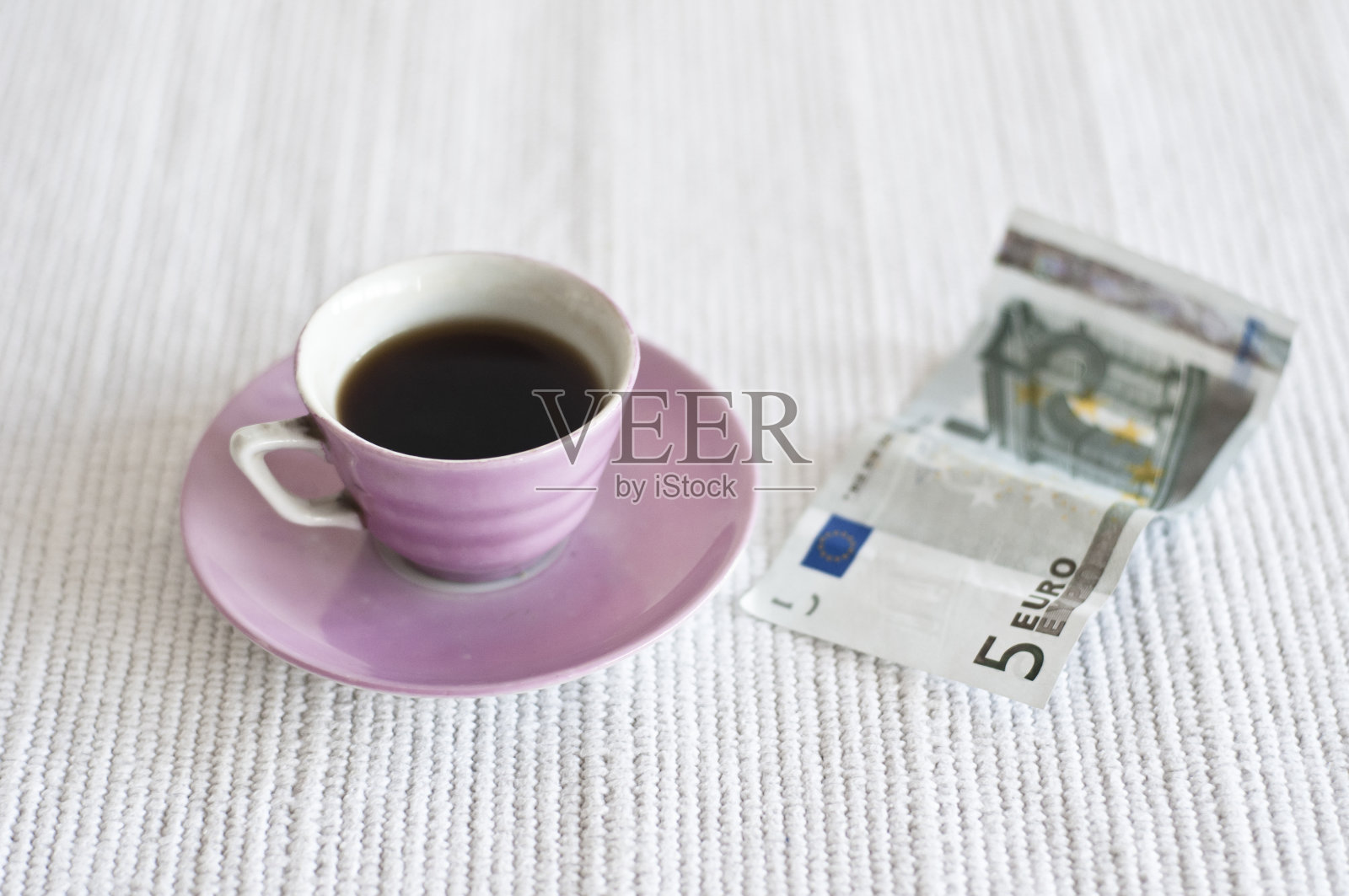 一杯咖啡和5欧元钞票照片摄影图片