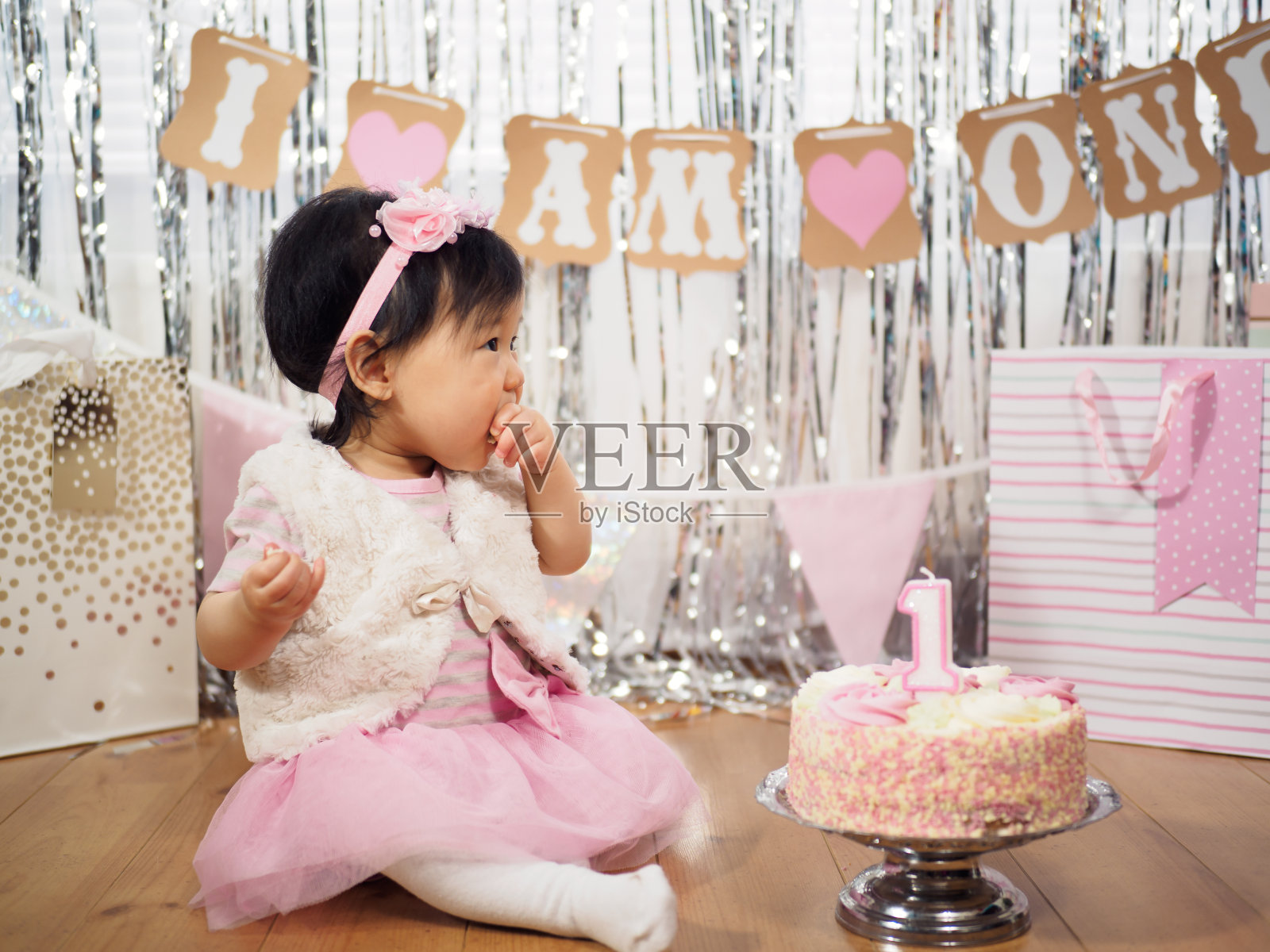 小女孩庆祝她的一岁生日照片摄影图片