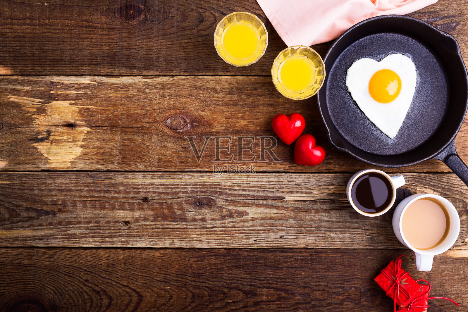情人节餐桌——心形煎蛋、鲜橙汁和咖啡照片摄影图片