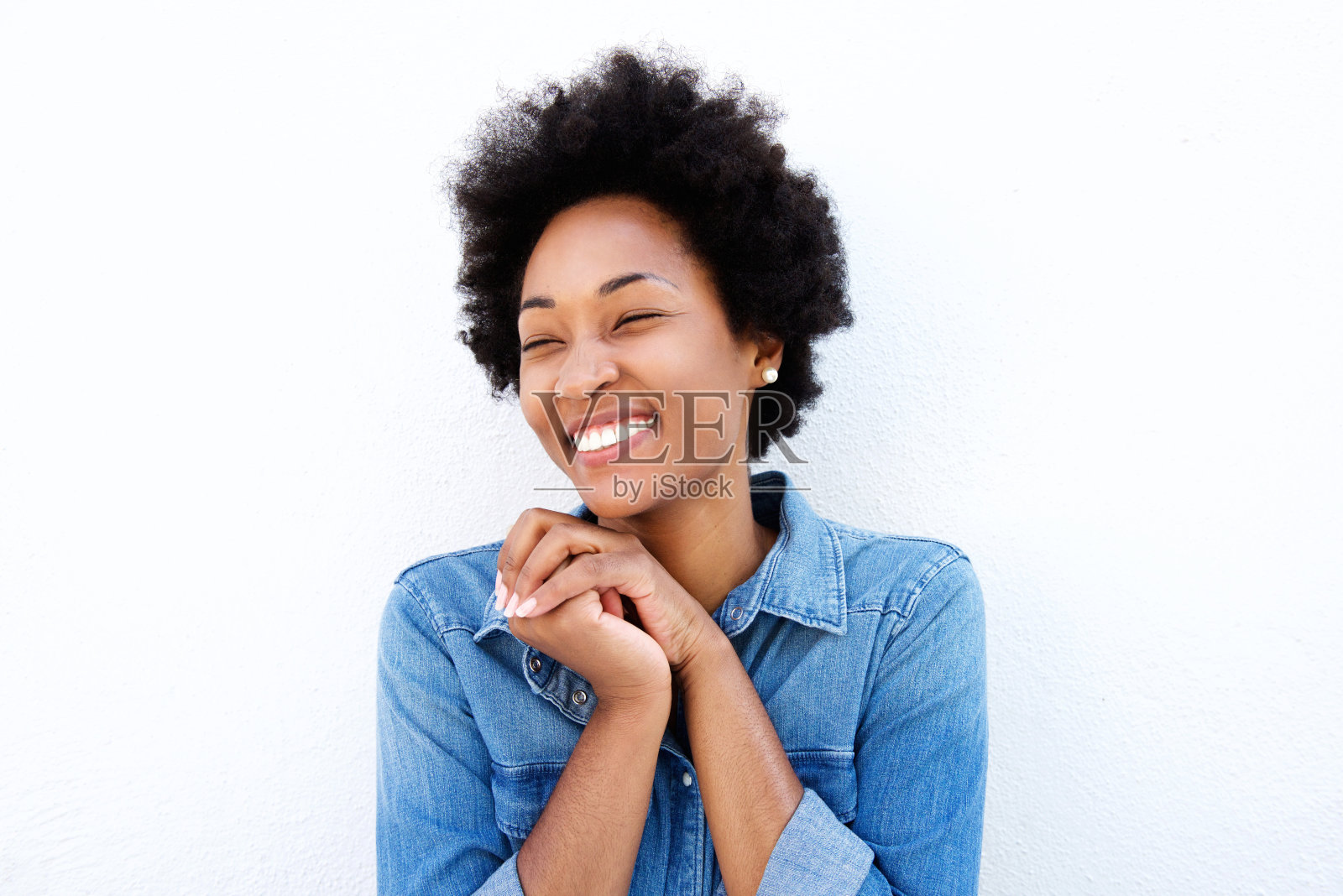 白色的墙边，快乐的女人微笑着照片摄影图片