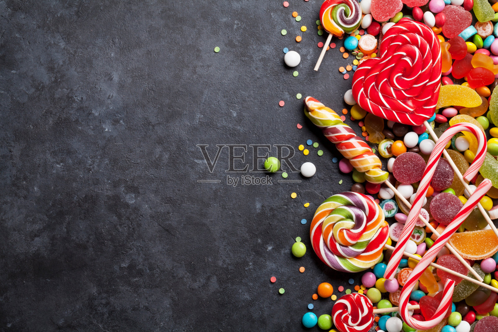 五颜六色的糖果，果冻和果酱在石头上照片摄影图片