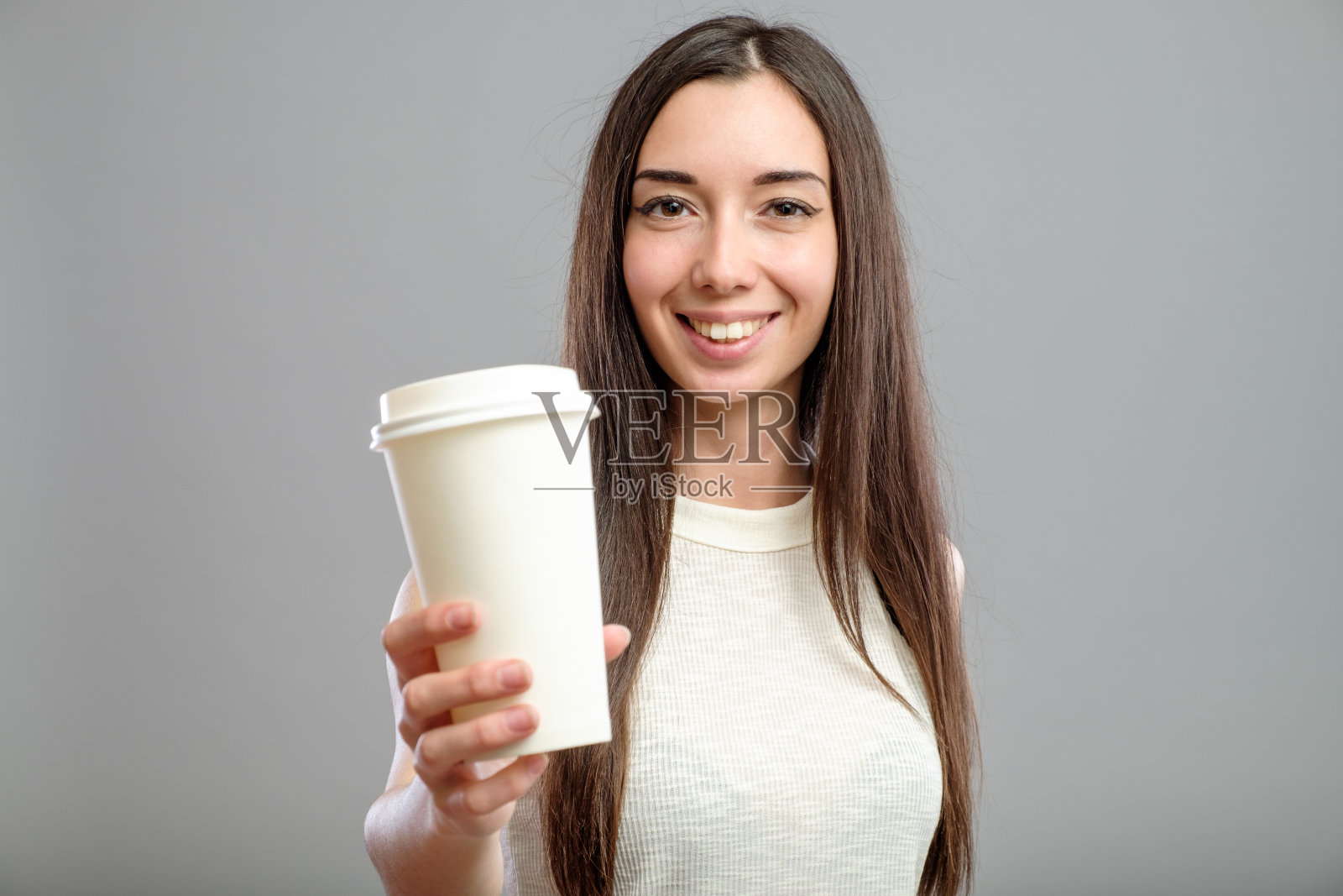 端着白色咖啡的女人照片摄影图片