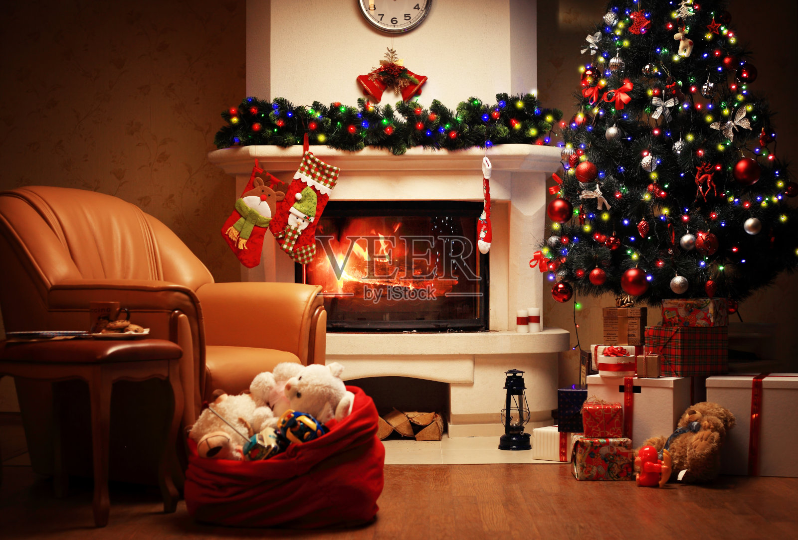 圣诞树和圣诞礼盒在室内与壁炉照片摄影图片