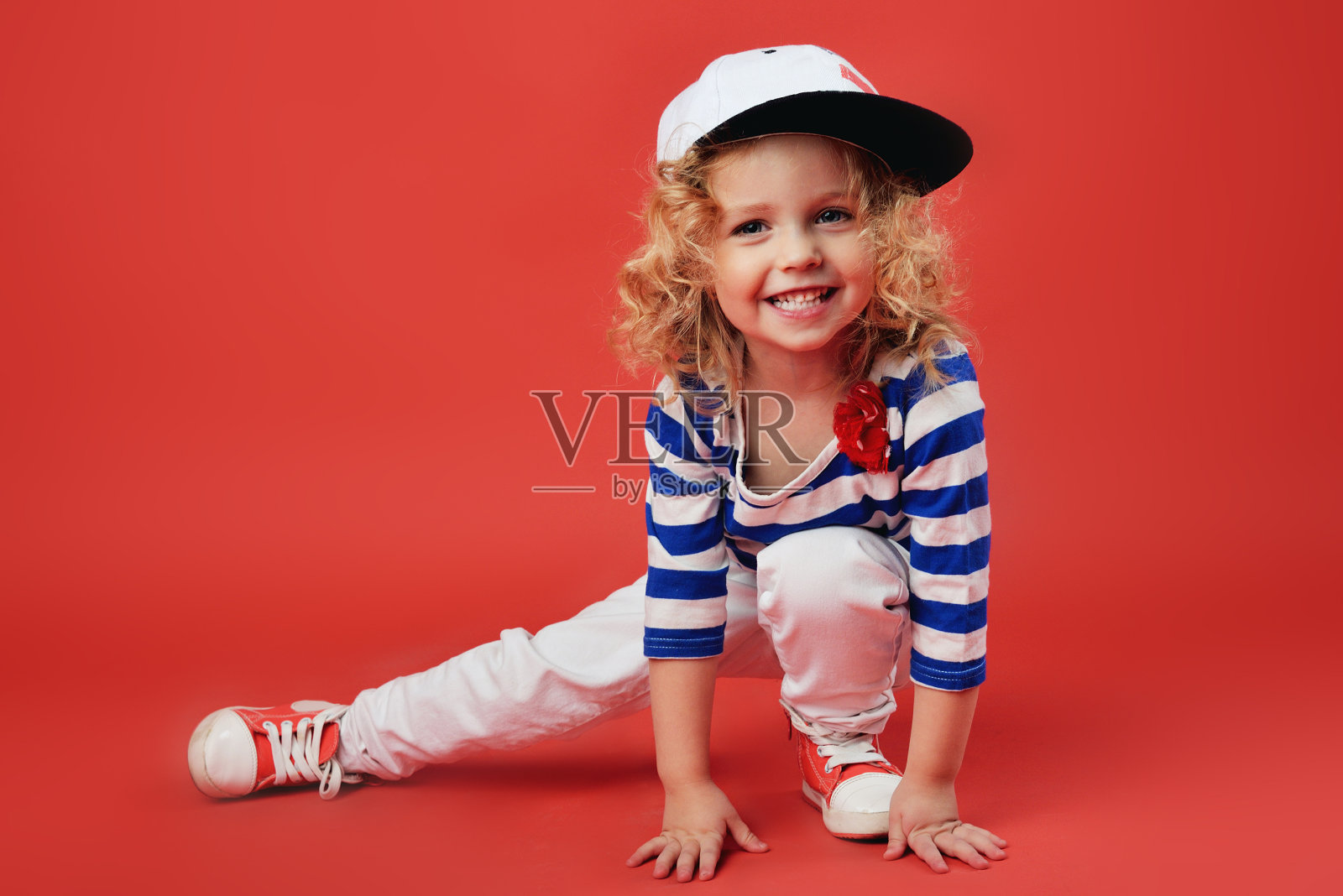 一个穿着时髦衣服的可爱小女孩的肖像照片摄影图片