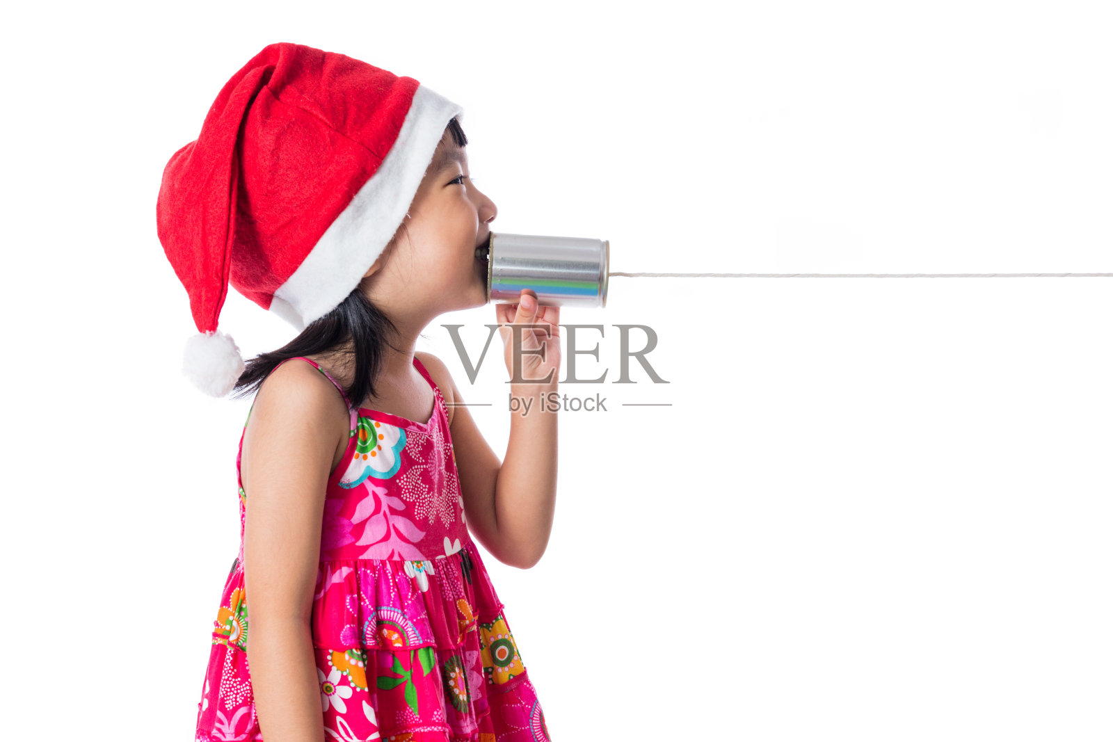 亚洲华人小女孩戴着圣诞老人帽，拿着锡罐照片摄影图片