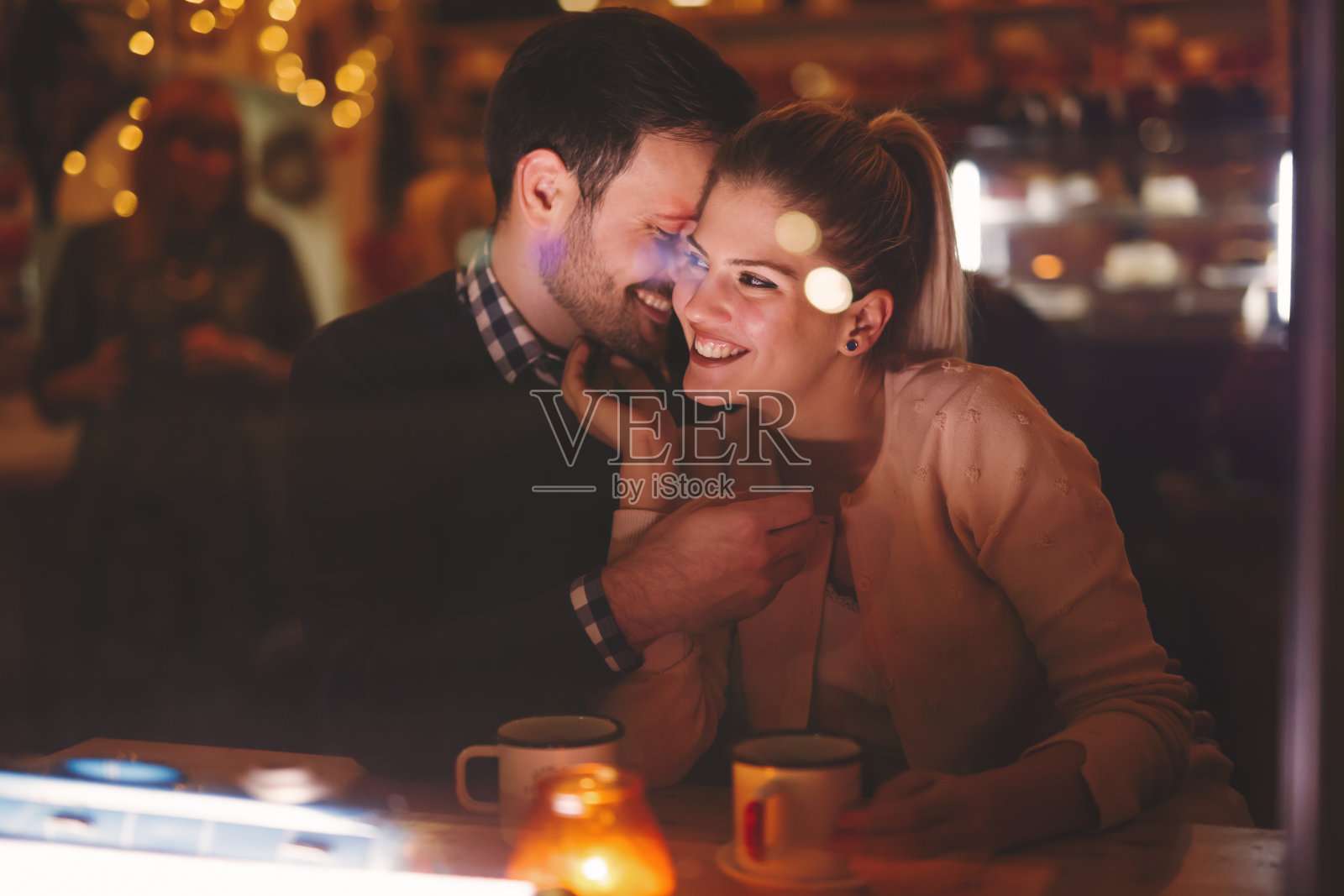晚上在酒吧约会的情侣照片摄影图片