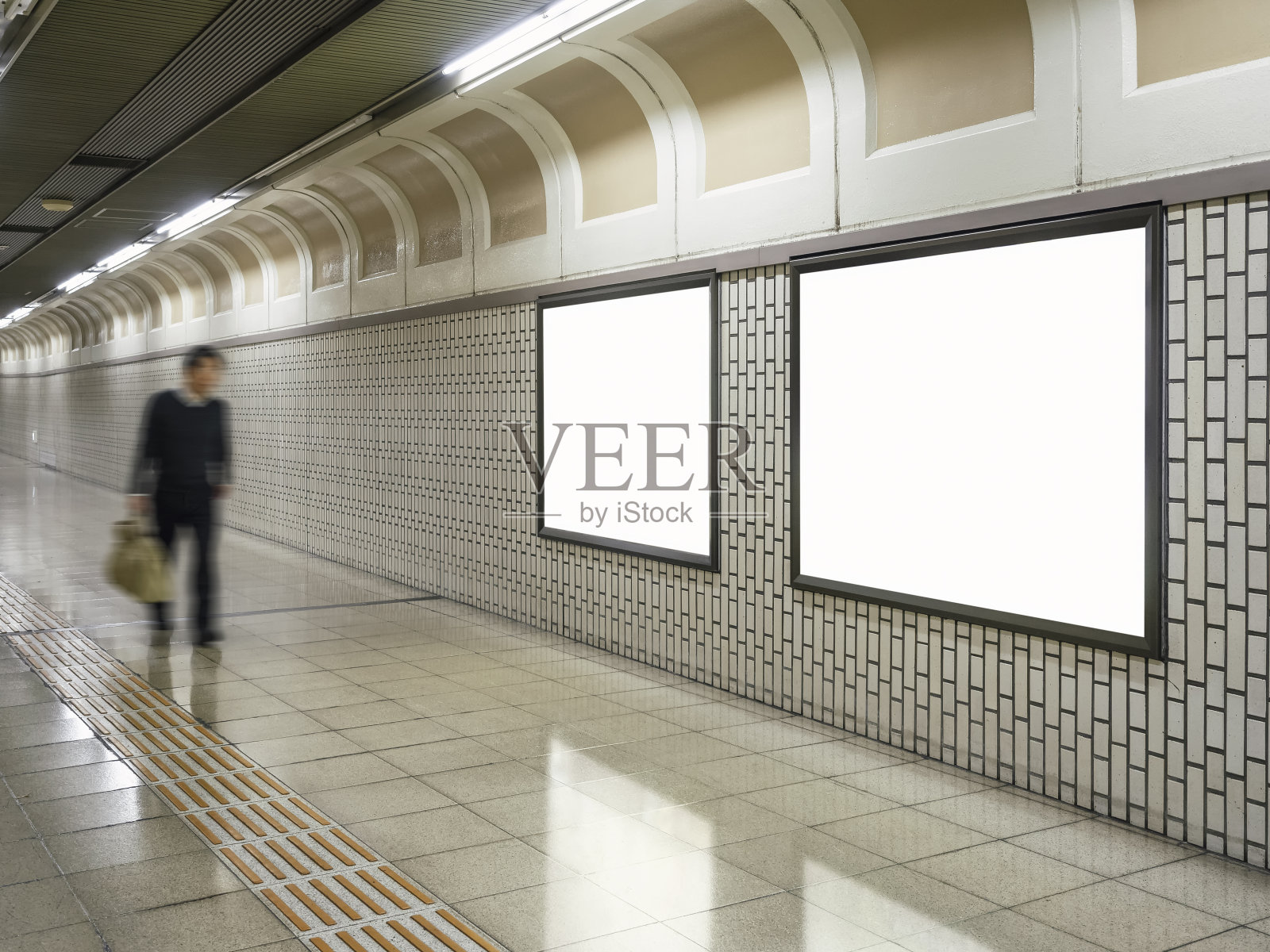 空白广告牌横幅媒体灯箱地铁模糊的商人照片摄影图片