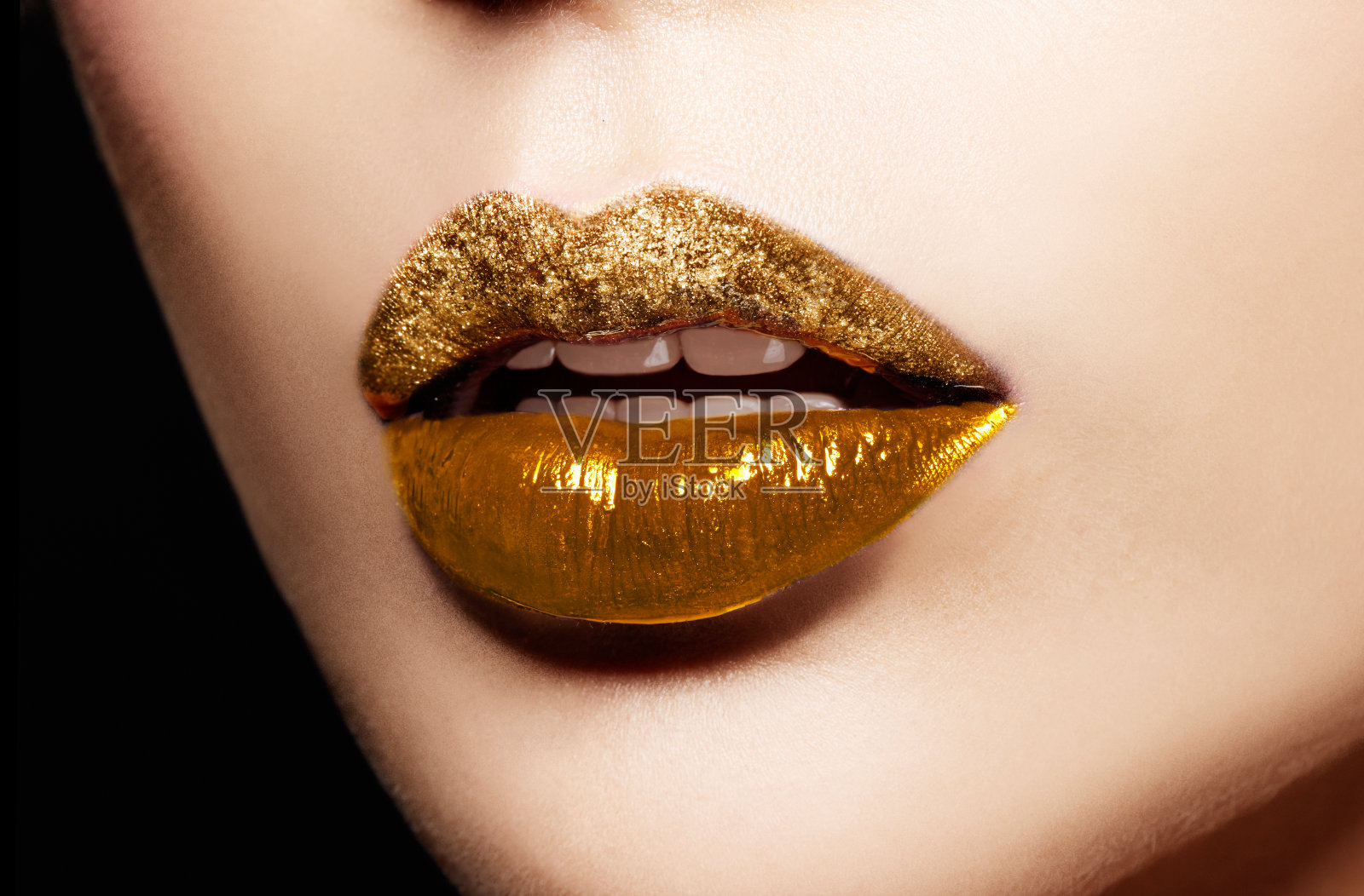 金色艺术嘴唇的特写。化妆美容形象。照片摄影图片