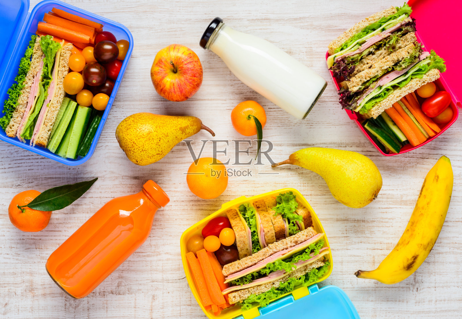 午餐盒与水果和饮料照片摄影图片