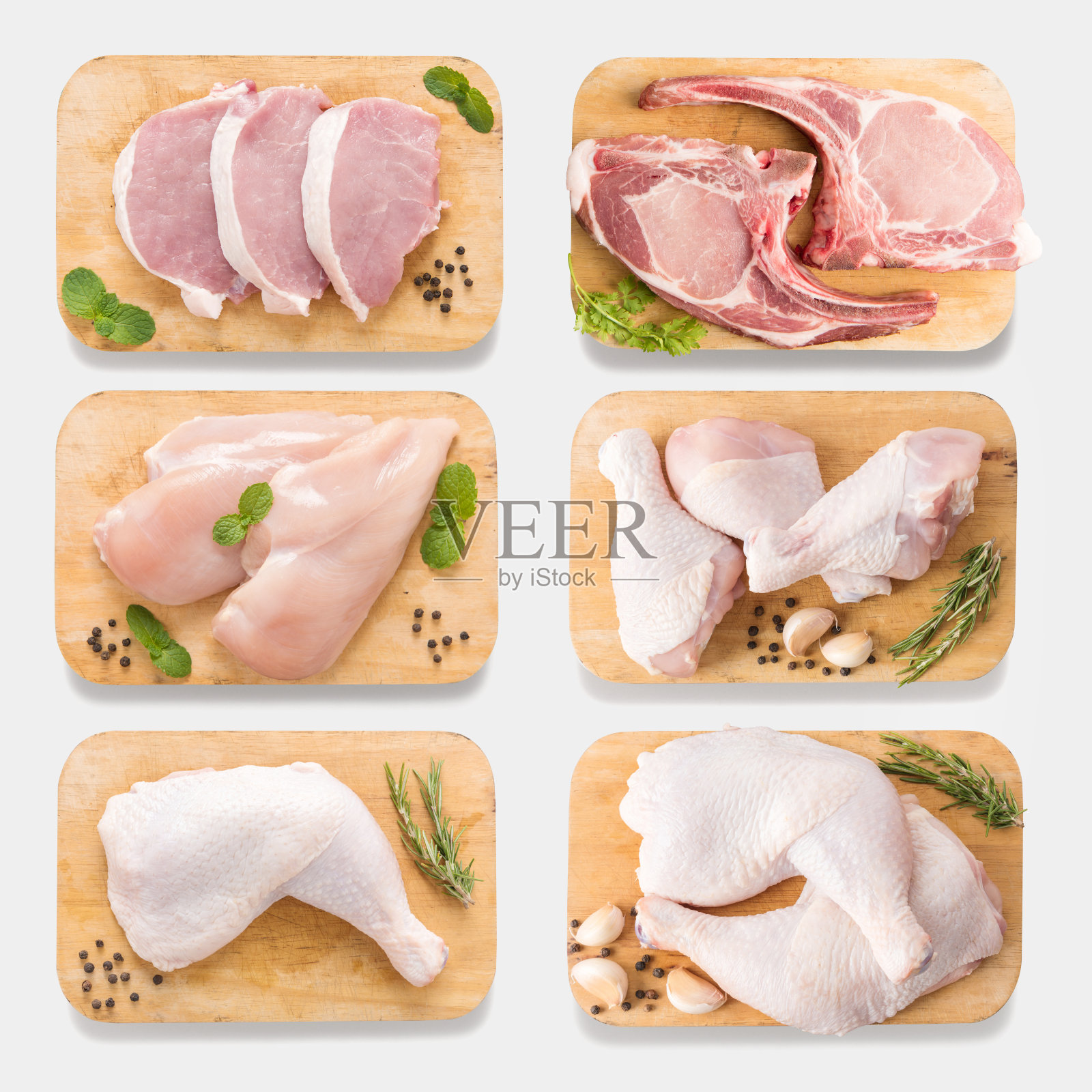 模拟生鸡肉和猪肉在切板设置。孤立的照片摄影图片