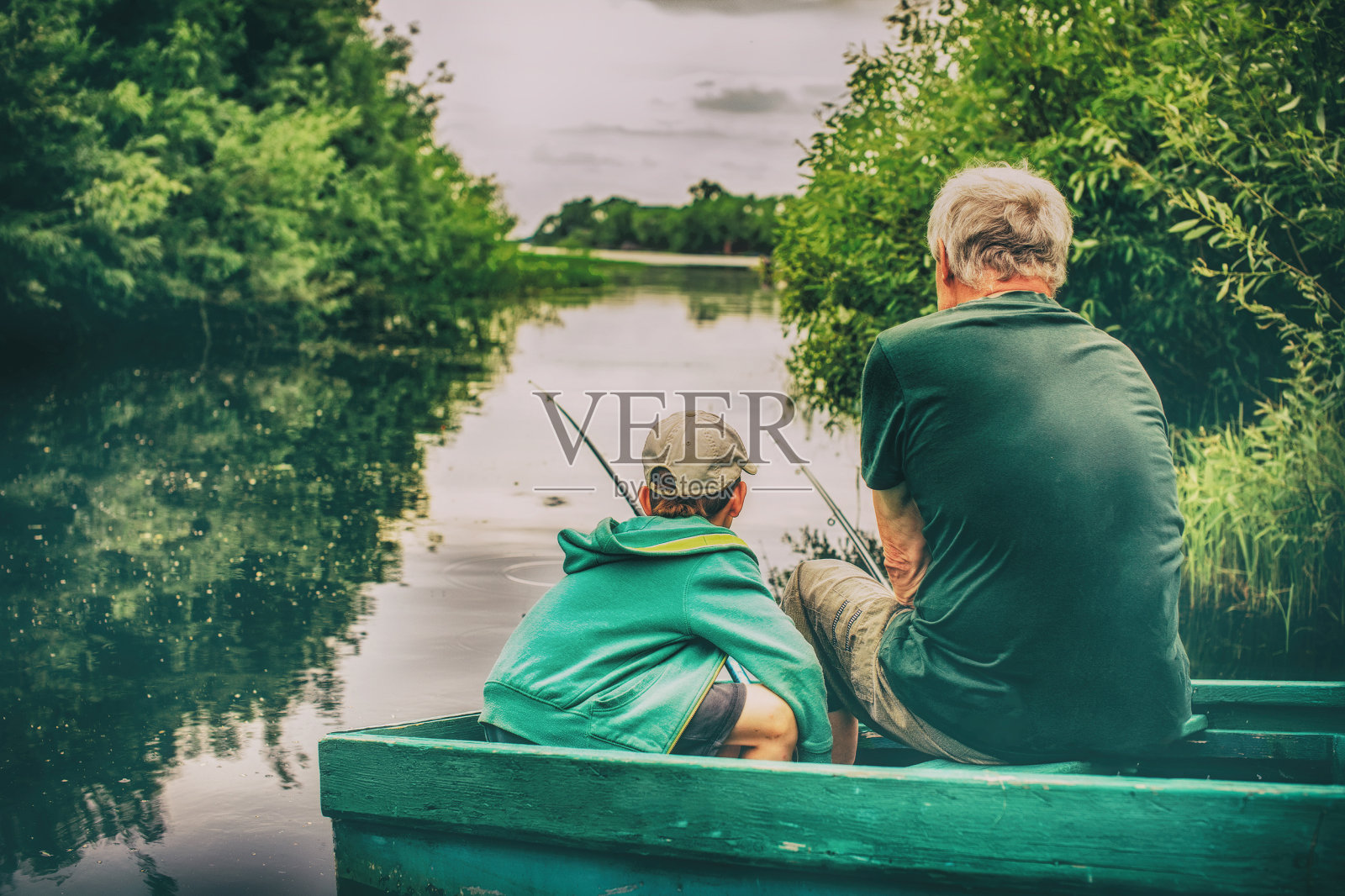 爷爷和小男孩一起钓鱼照片摄影图片