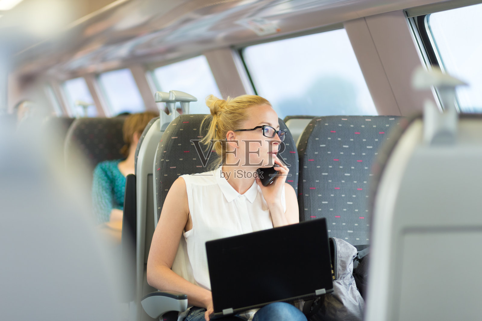 乘火车上班的女商人。照片摄影图片
