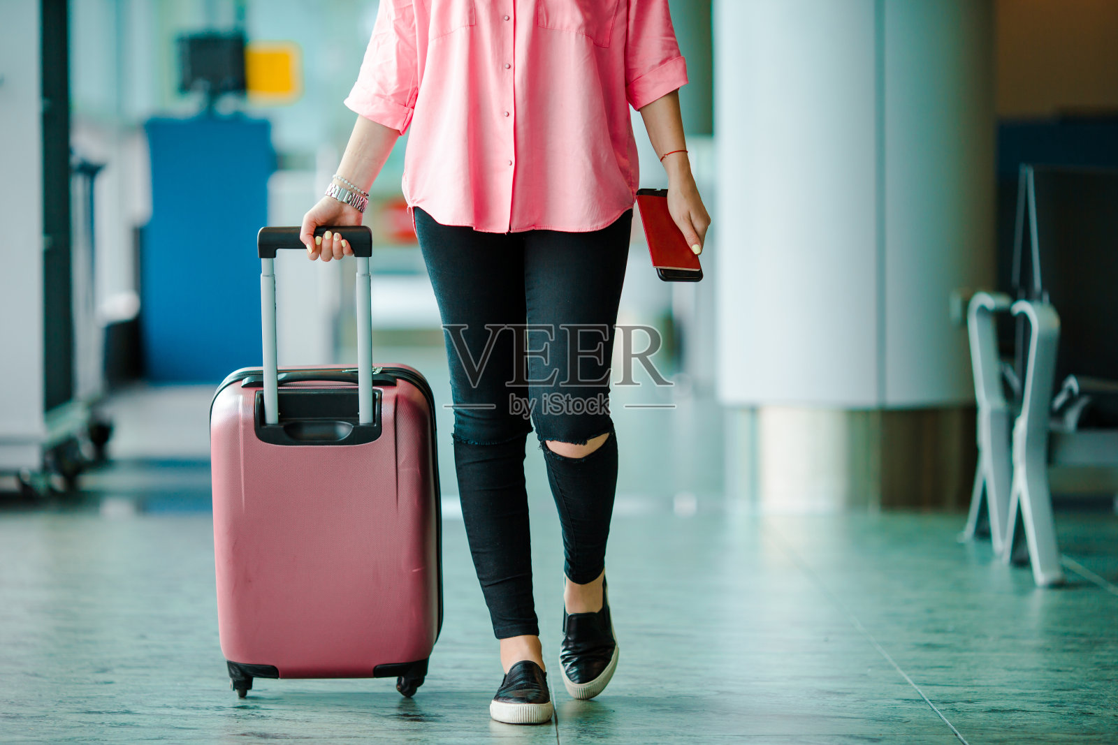 携带护照、登机牌和粉红色行李的旅客照片摄影图片