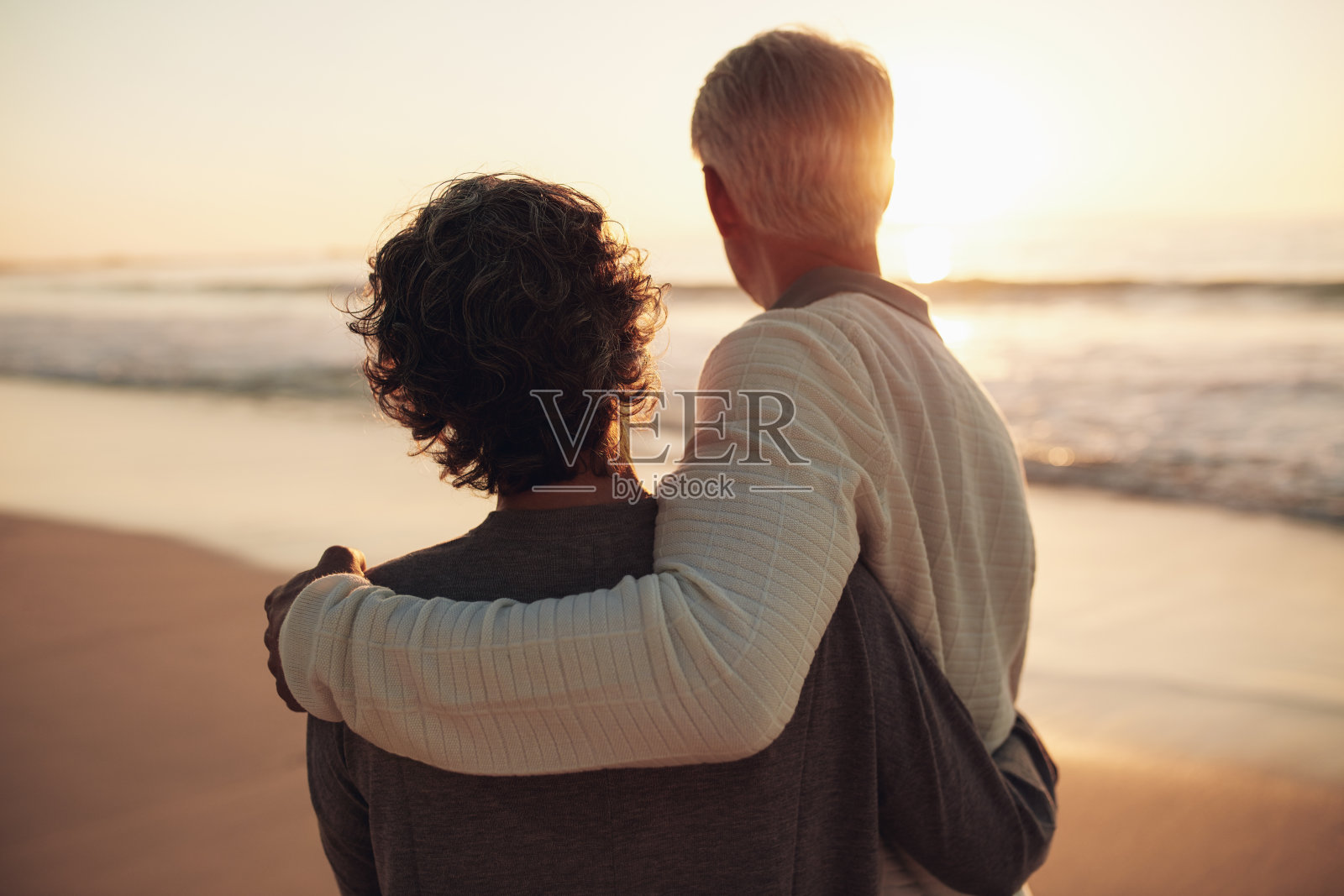 一对退休夫妇在看令人惊叹的日落照片摄影图片