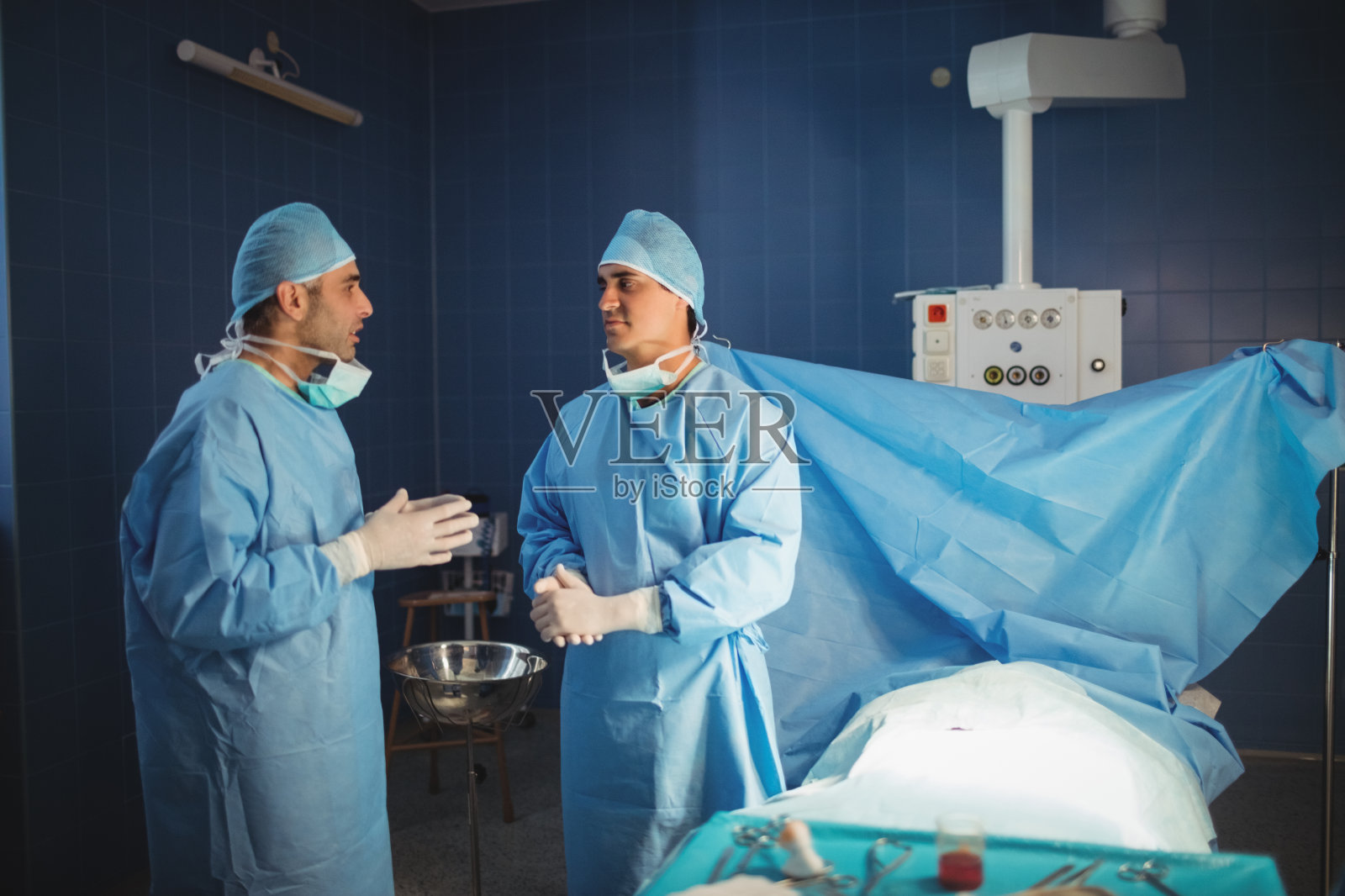 外科医生在手术室里互相交流照片摄影图片