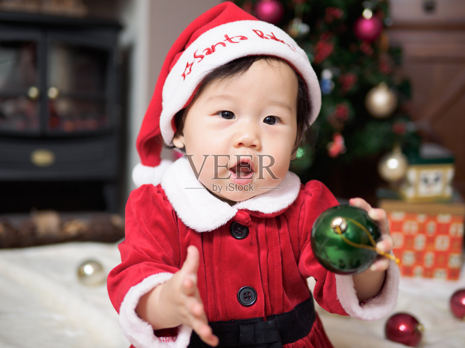 亚洲婴儿女孩在圣诞老人服装扮演圣诞装饰照片摄影图片
