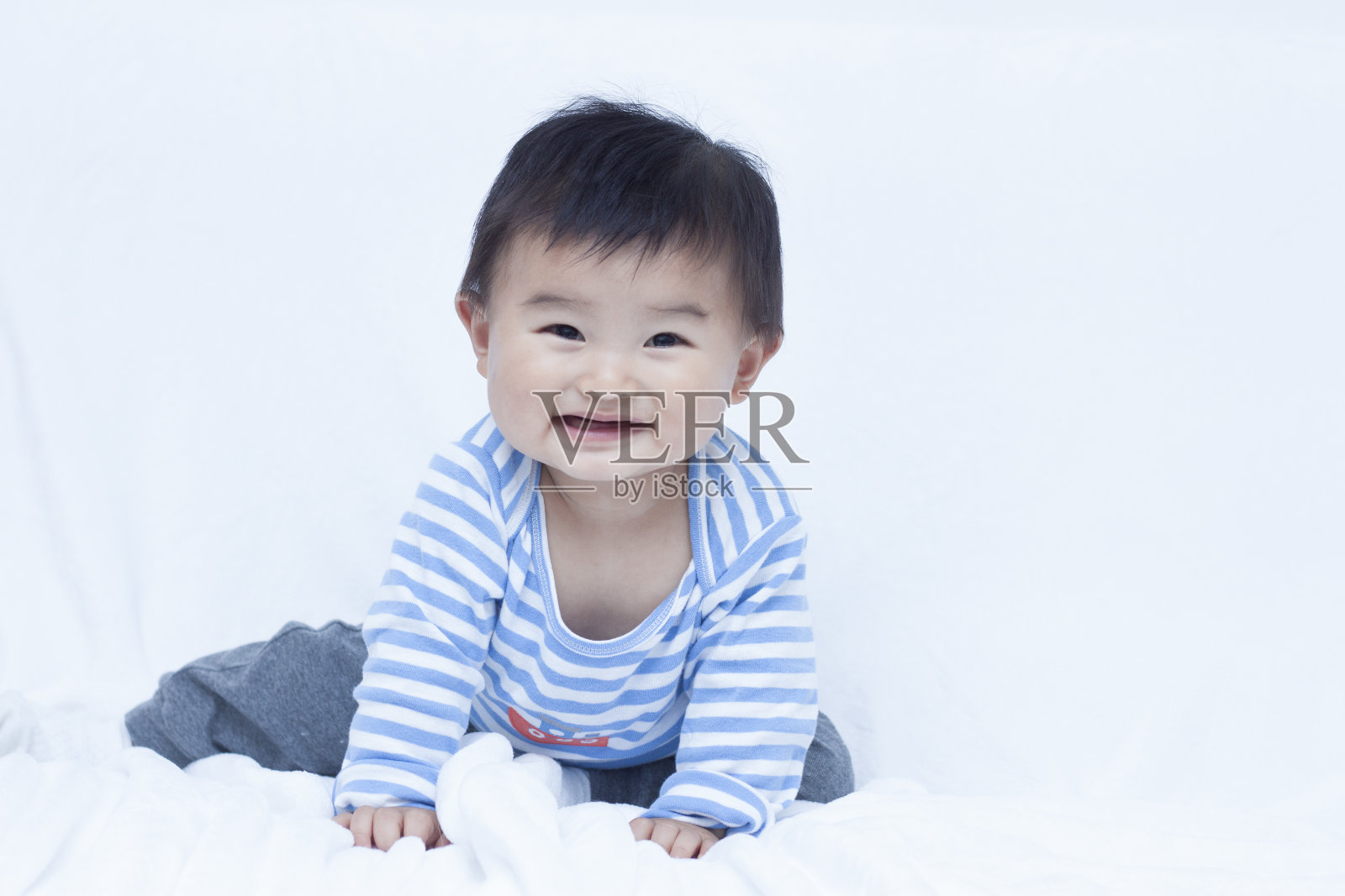 穿着水手服的可爱中国男婴照片摄影图片