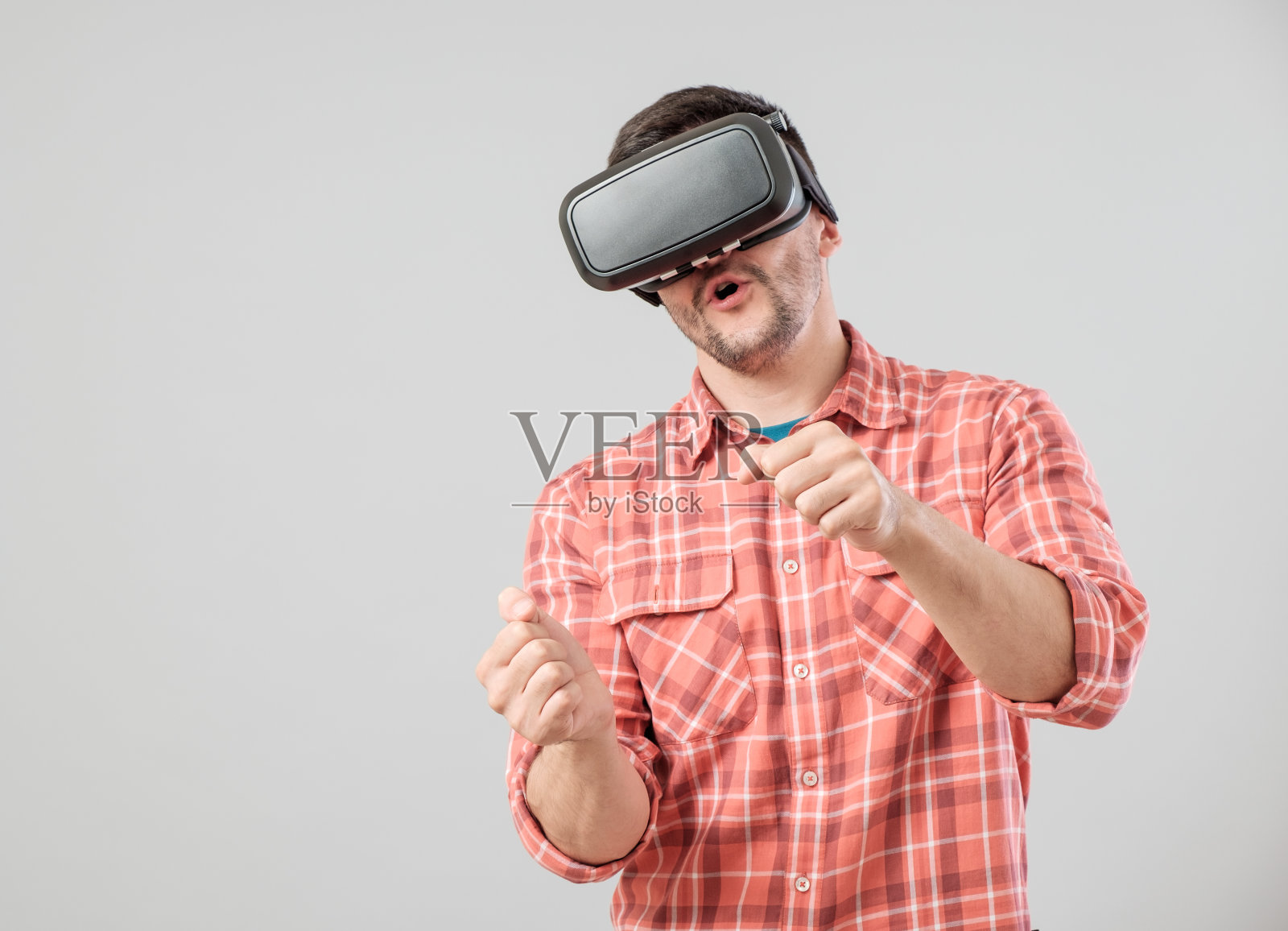 戴着虚拟现实眼镜的人支付汽车模拟器照片摄影图片